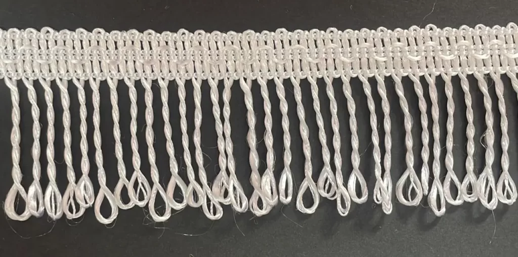 Fleco corto JN5 en color vivo, ideal para acabados delicados en ropa, bolsos y mantelería, disponible en Nicole Encajes