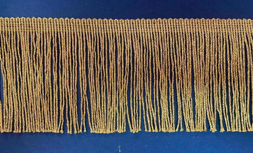 Fleco largo tipo cuquillo de caída fluida, ideal para trajes típicos, danza y decoración escénica, disponible en Nicole Encajes